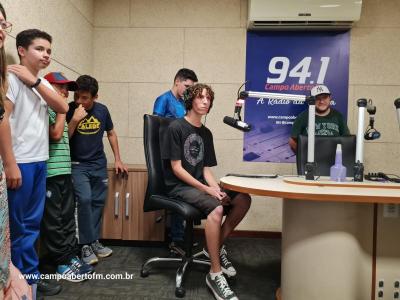 Etapa das visitas a Campo Aberto FM do Projeto Jovens Comunicadores foi concluída nesta segunda (29)