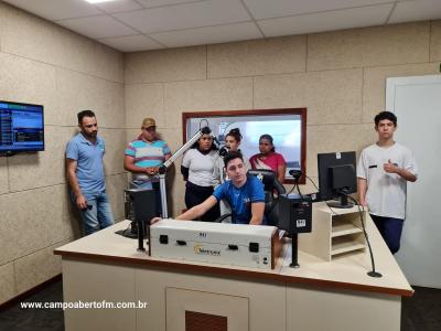 Etapa das visitas a Campo Aberto FM do Projeto Jovens Comunicadores foi concluída nesta segunda (29)