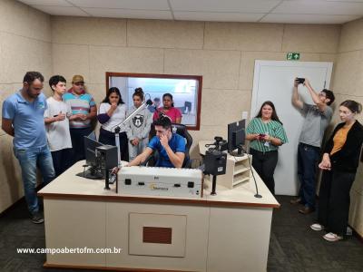 Etapa das visitas a Campo Aberto FM do Projeto Jovens Comunicadores foi concluÃ­da nesta segunda (29)