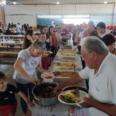 LS: Costelada do Rotary recebeu centenas de pessoas para comemorar o Dia do Trabalhador