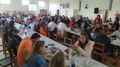 Festa gastronÃ´mica do cabrito, neste domingo, reuniu centenas de pessoas