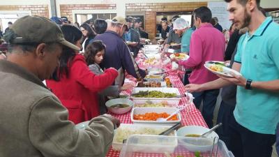 Festa gastronÃ´mica do cabrito, neste domingo, reuniu centenas de pessoas