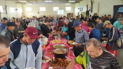 Festa gastronÃ´mica do cabrito, neste domingo, reuniu centenas de pessoas