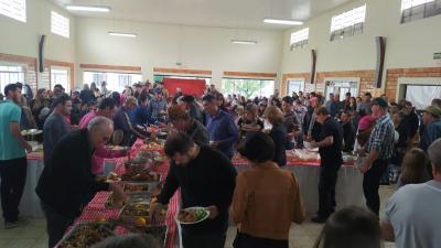 Festa gastronÃ´mica do cabrito, neste domingo, reuniu centenas de pessoas
