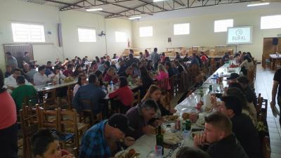 Festa gastronÃ´mica do cabrito, neste domingo, reuniu centenas de pessoas