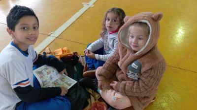 Projeto "Viajando na ImaginaÃ§Ã£o" Encanta Alunos na Escola Municipal Dr. LeocÃ¡dio JosÃ© Correia