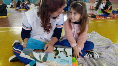 Projeto "Viajando na ImaginaÃ§Ã£o" Encanta Alunos na Escola Municipal Dr. LeocÃ¡dio JosÃ© Correia