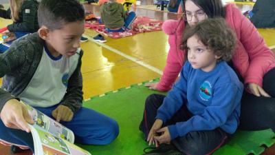 Projeto "Viajando na ImaginaÃ§Ã£o" Encanta Alunos na Escola Municipal Dr. LeocÃ¡dio JosÃ© Correia