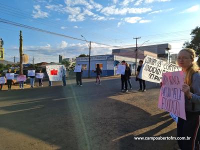 Alunos do Colegio Gildo Aluisio Schuck realizam manifestaÃ§Ã£o contra o projeto "Escola Parceira" proposto pelo governo do estado