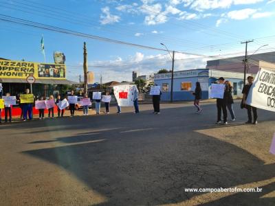 Alunos do Colegio Gildo Aluisio Schuck realizam manifestaÃ§Ã£o contra o projeto "Escola Parceira" proposto pelo governo do estado