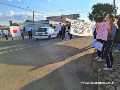 Alunos do Colegio Gildo Aluisio Schuck realizam manifestaÃ§Ã£o contra o projeto "Escola Parceira" proposto pelo governo do estado