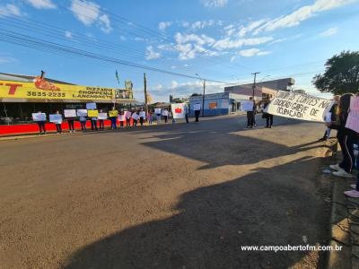 Alunos do Colegio Gildo Aluisio Schuck realizam manifestaÃ§Ã£o contra o projeto "Escola Parceira" proposto pelo governo do estado