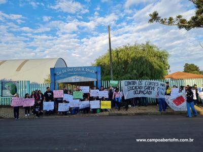 Alunos do Colegio Gildo Aluisio Schuck realizam manifestaÃ§Ã£o contra o projeto "Escola Parceira" proposto pelo governo do estado