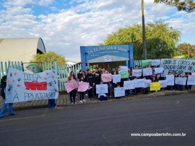 Alunos do Colegio Gildo Aluisio Schuck realizam manifestaÃ§Ã£o contra o projeto "Escola Parceira" proposto pelo governo do estado