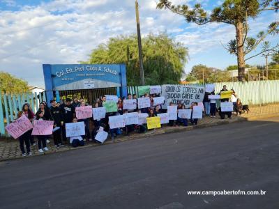 Alunos do Colegio Gildo Aluisio Schuck realizam manifestaÃ§Ã£o contra o projeto "Escola Parceira" proposto pelo governo do estado