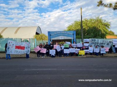 Alunos do Colegio Gildo Aluisio Schuck realizam manifestaÃ§Ã£o contra o projeto "Escola Parceira" proposto pelo governo do estado