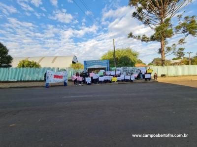 Alunos do Colegio Gildo Aluisio Schuck realizam manifestaÃ§Ã£o contra o projeto "Escola Parceira" proposto pelo governo do estado