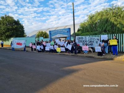 Alunos do Colegio Gildo Aluisio Schuck realizam manifestaÃ§Ã£o contra o projeto "Escola Parceira" proposto pelo governo do estado