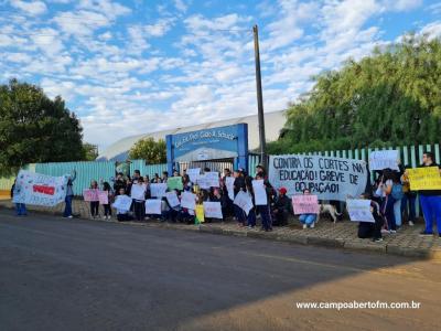 Alunos do Colegio Gildo Aluisio Schuck realizam manifestaÃ§Ã£o contra o projeto "Escola Parceira" proposto pelo governo do estado