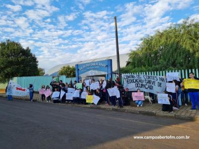 Alunos do Colegio Gildo Aluisio Schuck realizam manifestaÃ§Ã£o contra o projeto "Escola Parceira" proposto pelo governo do estado