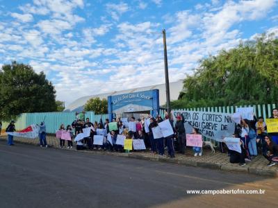 Alunos do Colegio Gildo Aluisio Schuck realizam manifestaÃ§Ã£o contra o projeto "Escola Parceira" proposto pelo governo do estado