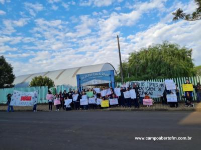 Alunos do Colegio Gildo Aluisio Schuck realizam manifestaÃ§Ã£o contra o projeto "Escola Parceira" proposto pelo governo do estado