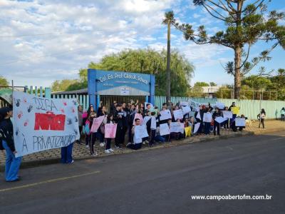 Alunos do Colegio Gildo Aluisio Schuck realizam manifestaÃ§Ã£o contra o projeto "Escola Parceira" proposto pelo governo do estado