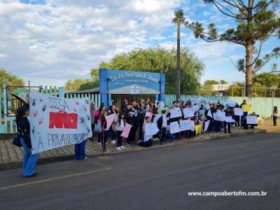 Alunos do Colegio Gildo Aluisio Schuck realizam manifestaÃ§Ã£o contra o projeto "Escola Parceira" proposto pelo governo do estado