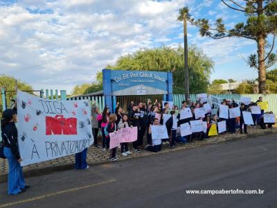 Alunos do Colegio Gildo Aluisio Schuck realizam manifestaÃ§Ã£o contra o projeto "Escola Parceira" proposto pelo governo do estado