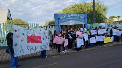 Alunos do Colegio Gildo Aluisio Schuck realizam manifestaÃ§Ã£o contra o projeto "Escola Parceira" proposto pelo governo do estado