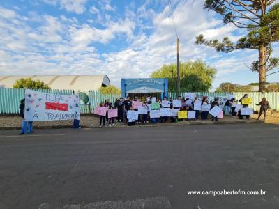 Alunos do Colegio Gildo Aluisio Schuck realizam manifestaÃ§Ã£o contra o projeto "Escola Parceira" proposto pelo governo do estado