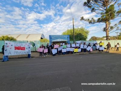 Alunos do Colegio Gildo Aluisio Schuck realizam manifestaÃ§Ã£o contra o projeto "Escola Parceira" proposto pelo governo do estado