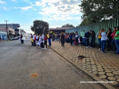 Alunos do Colegio Gildo Aluisio Schuck realizam manifestaÃ§Ã£o contra o projeto "Escola Parceira" proposto pelo governo do estado