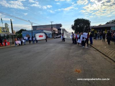 Alunos do Colegio Gildo Aluisio Schuck realizam manifestaÃ§Ã£o contra o projeto "Escola Parceira" proposto pelo governo do estado