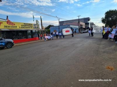 Alunos do Colegio Gildo Aluisio Schuck realizam manifestaÃ§Ã£o contra o projeto "Escola Parceira" proposto pelo governo do estado