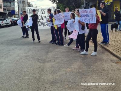 Alunos do Colegio Gildo Aluisio Schuck realizam manifestaÃ§Ã£o contra o projeto "Escola Parceira" proposto pelo governo do estado