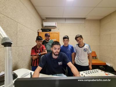 Projeto Jovens Comunicadores: Nova Turma de Alunos Participa de Oficina de RÃ¡dio na Emissora