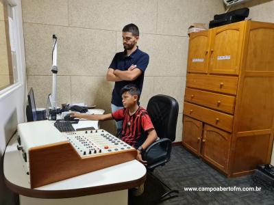 Projeto Jovens Comunicadores: Nova Turma de Alunos Participa de Oficina de RÃ¡dio na Emissora