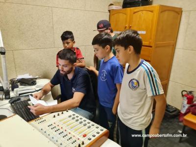Projeto Jovens Comunicadores: Nova Turma de Alunos Participa de Oficina de RÃ¡dio na Emissora