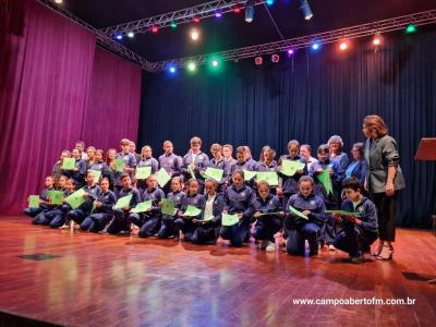 ColÃ©gio Estadual CÃ­vico-Militar Ã‰rico VerÃ­ssimo entrega certificados a estudantes destaque