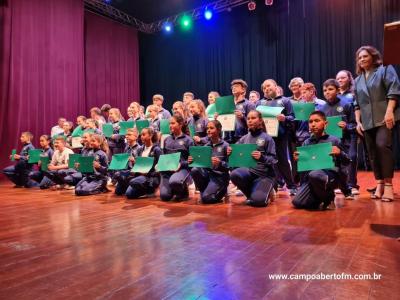 ColÃ©gio Estadual CÃ­vico-Militar Ã‰rico VerÃ­ssimo entrega certificados a estudantes destaque