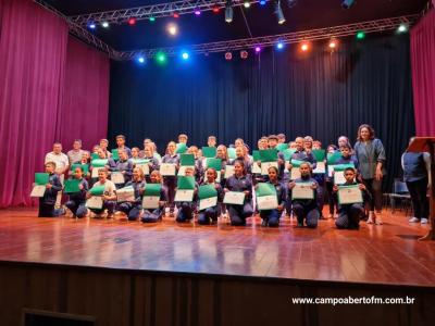 ColÃ©gio Estadual CÃ­vico-Militar Ã‰rico VerÃ­ssimo entrega certificados a estudantes destaque