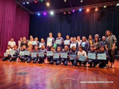 ColÃ©gio Estadual CÃ­vico-Militar Ã‰rico VerÃ­ssimo entrega certificados a estudantes destaque