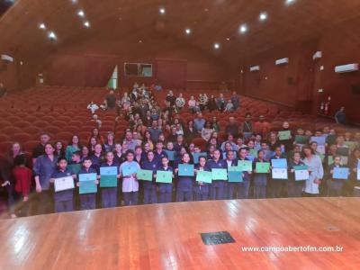 ColÃ©gio Estadual CÃ­vico-Militar Ã‰rico VerÃ­ssimo entrega certificados a estudantes destaque