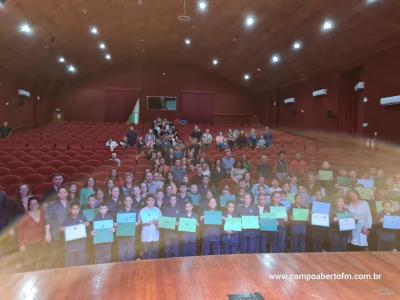 ColÃ©gio Estadual CÃ­vico-Militar Ã‰rico VerÃ­ssimo entrega certificados a estudantes destaque