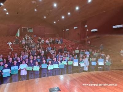 ColÃ©gio Estadual CÃ­vico-Militar Ã‰rico VerÃ­ssimo entrega certificados a estudantes destaque