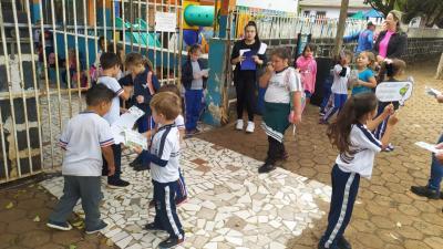 Escola municipal LeocÃ¡dio JosÃ© correia realizou panfletagem do projeto "reciclar, cuidar e preservar" 