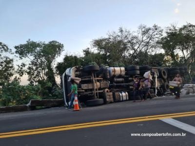CaminhÃ£o carregado com carne de frango tomba na BR 277 e carga Ã© saqueada 