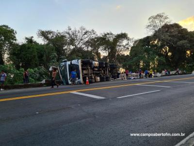 CaminhÃ£o carregado com carne de frango tomba na BR 277 e carga Ã© saqueada 