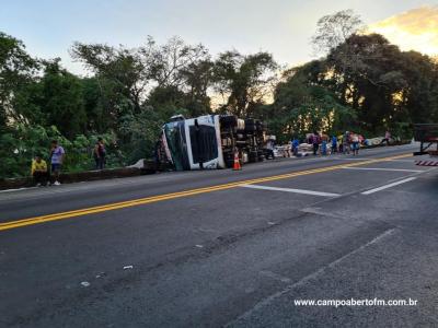 CaminhÃ£o carregado com carne de frango tomba na BR 277 e carga Ã© saqueada 